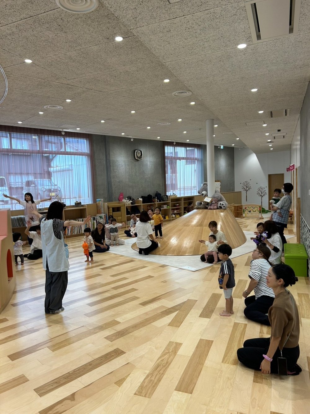 子育て広場_いちご体操の様子